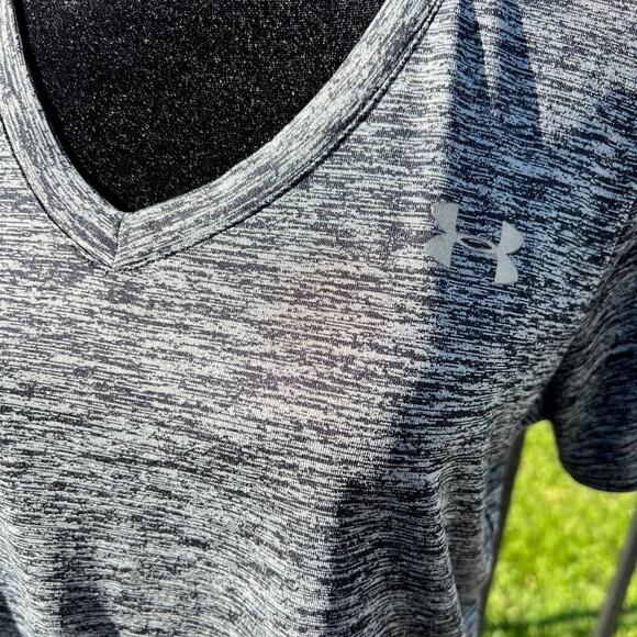 Under Armour athletic loose fit Heat Gear,V-neck women's size M - Picture 3 of 6